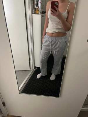 Lager 157 linne byxor  - Säljer då de inte kommer till användning samt att de är för korta för mig. Den har lite fläckar men som går att tvätta bort! De är uppsydda då jag är 155 cm lång. 