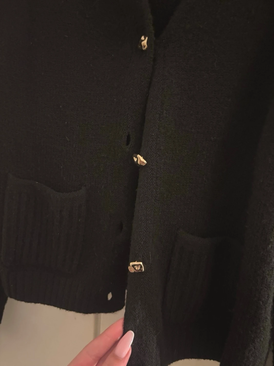 Svart kofta med guldfärgade knappar - 1