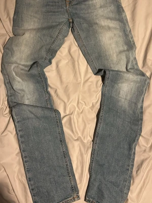 Ljusblå raka jeans - Säljer ett par ljusblå jeans med rak passform och klassisk femficksdesign. Jeansen har en snygg tvättad look och är tillverkade i denim, vilket gör dem både bekväma och stilrena. Perfekta till sneakers och hoodie för en avslappnad stil.kommer inte med prislappen då bilderna är gammla och har slängt de men de är o använda