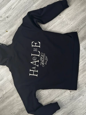 Marin blå stilren hoodie  - Marinblå stilren hoodie. Går att matcha med mycket och är ett perfekt plagg både när man ska chilla hemma eller klä sig snyggt för en utekväll. Nästan helt oandvänd pågrund av att den var lite för stor för mig.