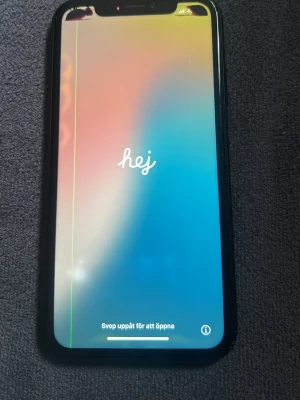 Svart iPhone med stor skärm - Säljer en svart iPhone med stor skärm och tunna kanter. Telefonen har den klassiska Apple-designen med rundade hörn och glas på framsidan. Perfekt för dig som gillar stilren och modern teknik. Levereras med svensk meny och enkel navigering.