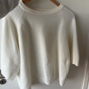 Vit stickad tröja med kort ärm - Jättefin vit stickad tröja, i nyskick. Storlek S💗