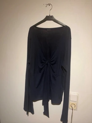 Topp ifrån gina tricot - en del använd pågränsen till nopprig vid armhålan och på vissa ställen 