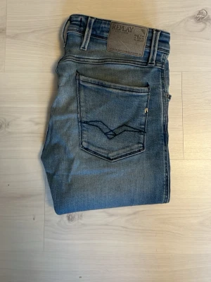 Replay jeans - Snygga blå jeans från Replay med klassisk femficksdesign och en cool bakficka med broderad detalj. Jeansen har en ljus tvätt och är tillverkade i denim. Perfekta för en avslappnad och trendig stil. Storlek 30/30 anbass slimfit