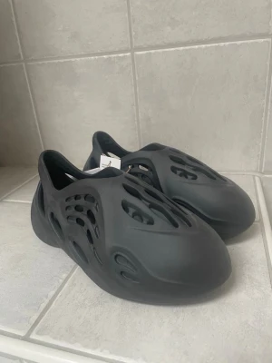 Yezzy Foam runners - Äkta yezzy foam runners i storlek 35. Färgen onyx, digitalt kvitto på sista bilden. Aldrig använda