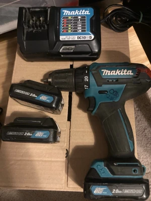 Makita 12V borrskruvdragare set - Allt i bra skick funkar utmärkt .