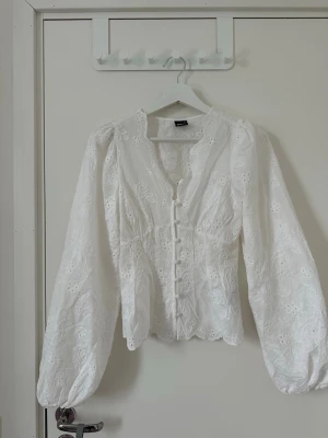 Balloon sleeve blouse - Säljer denna populära blusen från Gina tricot. Ny, men prislappen satt ej på när jag köpte den, endast testad🩷 Säljes då den tyvärr inte passade