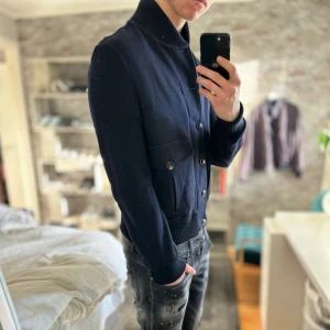 Italiensk stickad jacka - Mycket bra skick, inga defekter! Ovanlig och av högsta kvalitet! Storlek M sitter som M/L  och passar dig som är mellan 183-193cm ungefär. Nypris ca 5000kr. Modellen är 185 cm, 75kg. Passar bra nu till våren! Skriv för mer information!🤝