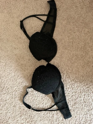 Bh från H&M - använd få tal gånger, bh’n är i storlek 70D!