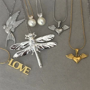 Mixade halsband med pärlor och hängen - Skriv för pris 