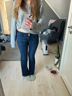Mörkblå bootcut jeans Gina  - Säljer dessa mörkblå bootcut jeans med sömmar fram från Gina Tricot. I bra skick och använda få gånger. Skriv för fler bilder eller frågor💕Pris kan diskuteras