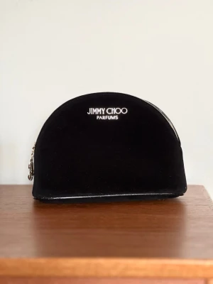 Jimmy Choo Parfums - necessär  - Necessär/sminkväska/parfymväska från Jimmy Choo med guldiga och glitterdetaljer, oanvänd! 💄