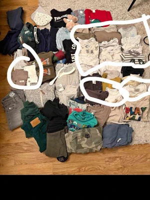 Stort klädpaket för barn, neutrala färger newbie  - Säljer ett stort klädpaket för barn med blandade plagg i neutrala färger som beige, vitt, grått och brunt. Innehåller bland annat långärmade tröjor, byxor, bodys och t-shirts. Perfekt för dig som gillar stilrena och enkla basplagg. Storlek från 50-130 mycket från newbie och Kappahl 