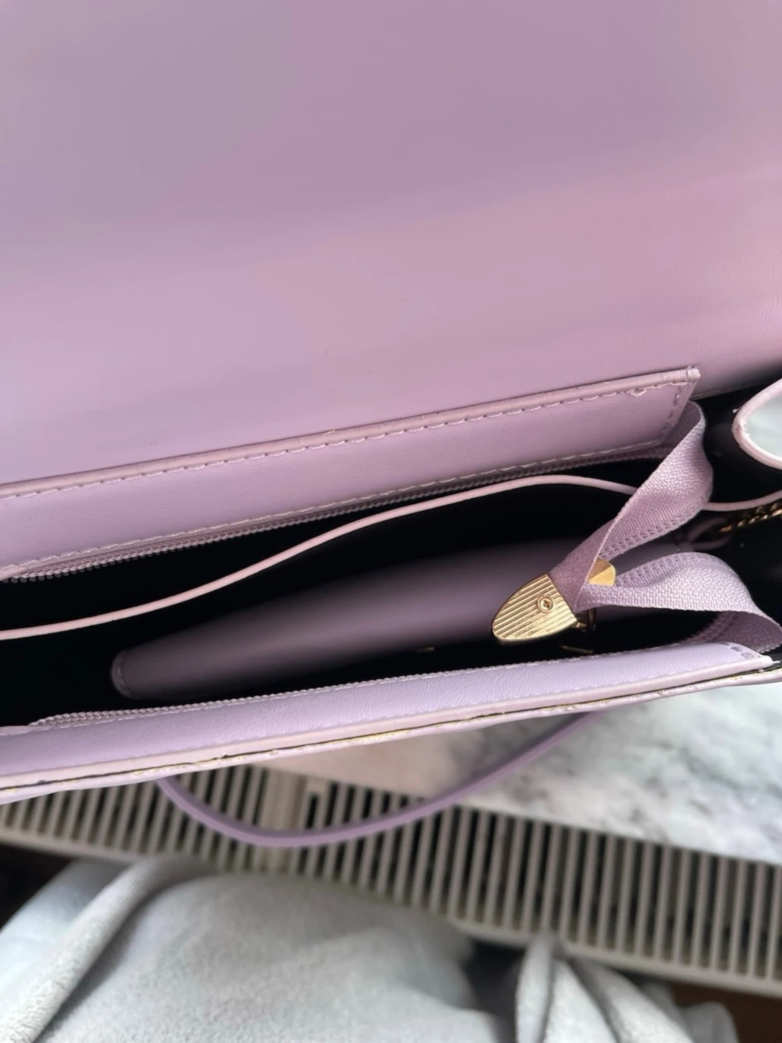 Ljuslila handväska med hjärtspänne - 4