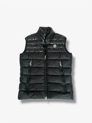 Moncler väst - Jag säljer en svart monclear väst storlek 4 alltså L. Västen är lite sliten i nacken men inget som syns vid användning därför priset. Tveka inte på att höra av dig vid frågor och funderingar😃