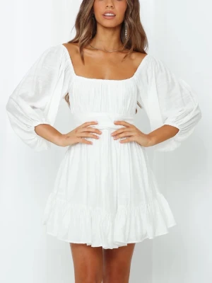 Vit kort klänning med puffärmar - Superfin vit kort klänning med puffiga långärmar, fyrkantig ringning och volangkant nertill. Klänningen har en snygg öppen rygg med knytrosett. Perfekt för sommaren och studenten! Säljer då den tyvärr var för liten för mig. Helt ny med prislappen kvar! Nypris 940 kr.