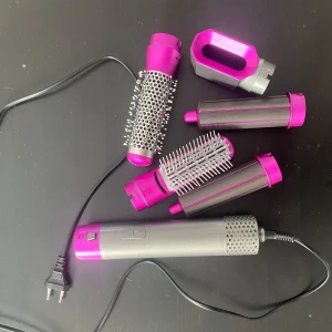 Hårverktyg med flera tillbehör - Multistyler hårverktyg i silver och rosa med fem utbytbara tillbehör för lockar, volym och borstning. Allt är i nytt skick. Perfekt för den som inte vill lägga pengar på en dyson