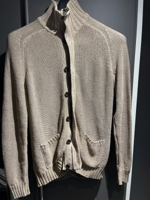 GAP fullzip stickad - Beige, Storlek M. Mycket bra skick!