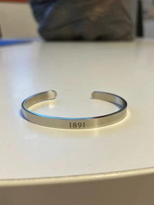 Silvrigt armband AIK gravyr - Vi har ett Uf företag som ska sälja slut på våra varor. Nu säljer vi ut våraråstfria armband i guld eller silver. De finns i lagen Hammarby, AIK & Djurgården. På mitt konto finns de andra typerna av armband. Ställ gärna frågor om mått med mera.🥰