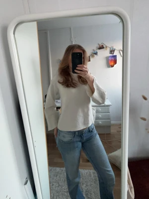 Vit stickad tröja - Säljer en enkel och snygg vit stickad tröja med rund hals och vida ärmar. Är XSS/XS men sitter som en S. Använd ett fåtal gånger💕