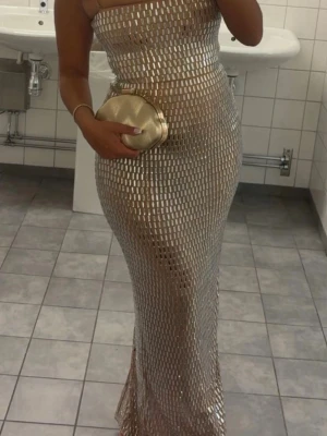 Amaya dress oh polly  - Amya klänningen från oh polly,snygg passform kommer även med axelband strl 10 vilket motsvarar 38