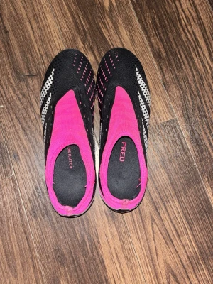 Adidas  - Säljer dessa Adidas predator skor i storlek 41 1/3 då dom e för små och inte kommer till användning skicket är toppen inte använda så mycket! Pris kanske runt 1100, hör av dig vid intresse så kan vi diskutera