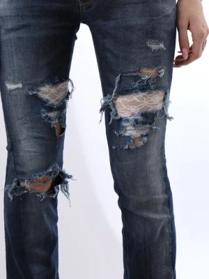 Unika lågmidjade jeans med spets  - Jättefina och unika lågmidjade jeans med slitningar. Jeansen är bootcut och har fina detaljer.   - Storlek: S - Midjemått: 38 cm - Innerbenslängd: 81 cm - Modellen är 175 cm lång för referens  Jeansen är i jättebra skick och har inga defekter (vad vi märkt)!!  Vid frågor eller funderingar - tveka inte att höra av dig🪽