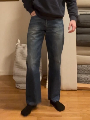 Vintage Massimo Dutti Jeans - Vintage par massimo dutti jeans.  Kan inte säga storleken som visas på byxorna då det blir vilseledande (pga vintage).  Utgå från denna information:  längd: 182,5  vikt: 77kg  Jag brukar använda levi 32/32.