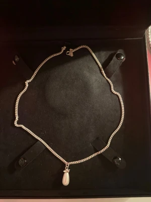 Maria Nilsdotter halsband - ❤️INTRESSKOL❤️Säljer nu mitt helt slutsålda super fina och eftertraktade Maria Nilsdotter halsband i 45 cm❤️Det köptes nån gång i augusti men har använts fåtal gånger sen dess❤️Har kvar kvitto,box,påse och allt tillbehör man får❤️kom med prisförslag❤️