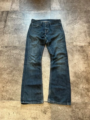 Vintage Dry Levis 527 Flared Jeans - Tjatja! Jag säljer nu mina kära levis 527 drys som har några otroligt feta fades/whiskers/honeycombs🫡 Strlk 29/32 och i riktigt bra skick🖖 tveka inte på att skriva ifall ni har några som helst frågor👏