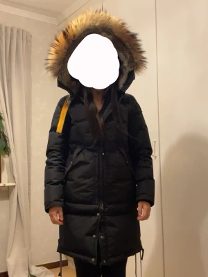 Parajumperjacka - Snygg svart lång jacka från Parajumpers, den är håller dig jätte varm och är jätte skön! Storlek xxs men skulle säga att den sitter mer som en xs. Som ny använd denna vinter bara 💗skriv för fler bilder