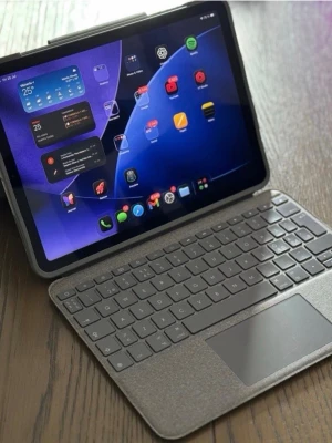 Apple iPad med tangentbordsfodral - Snygg och modern iPad från Apple i rymdgrå färg. Den har en stor skärm och kommer med ett smart tangentbordsfodral med inbyggd styrplatta. Perfekt för plugg, surf och kreativitet. Aluminiumchassi och stilren design gör den riktigt nice att använda.