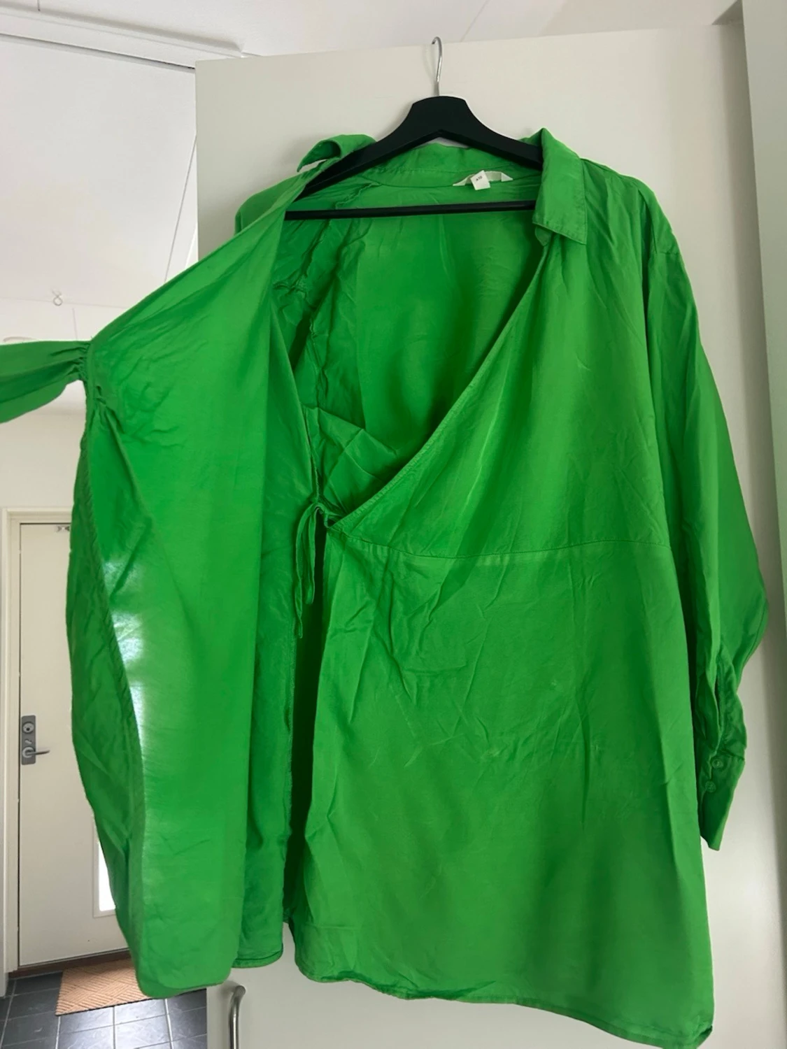 Grön omlottblus med knytband - 1