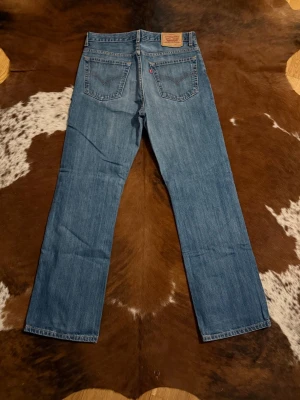 Levis loose bootcut - Tjena! Säljer dessa riktigt feta Levis jeans, vet ej modellen men skulle säga att dom sitter loose/straight med lite bootcut, kolla mått på bilderna, knä är även 23cm, W34/L32 men passsr L34, hör av dig vid funderingar!🙌