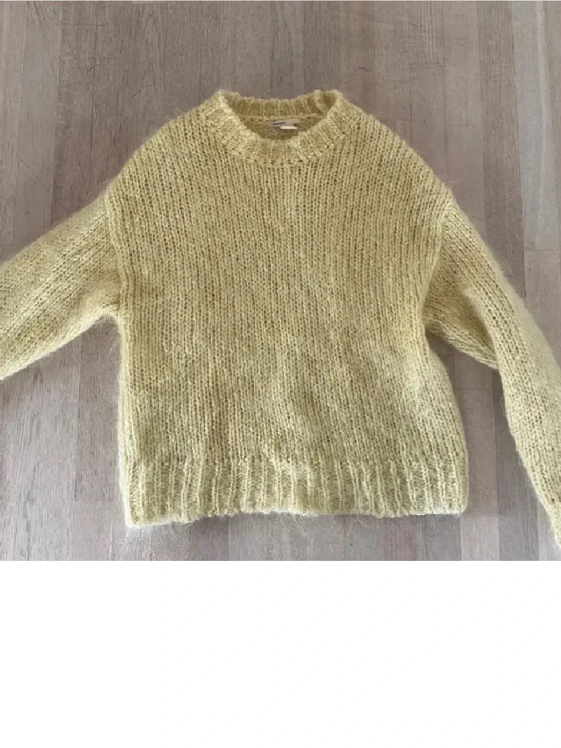 Gul fluffig stickad tröja