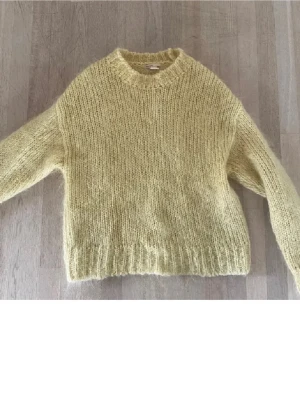 Gul fluffig stickad tröja - Super fin gul stickad tröja i mohair blend från hm. Den är i bra skick och perfekt nu till våren🌸🌸