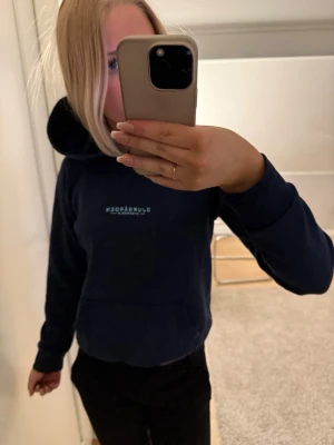 Djurgårds hoodie  - Snygg mörkblå djurgårds hoodie. Säljer på grund av att den inte kommer till användning. 
