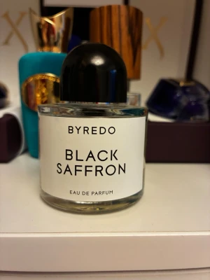 Byredo Black Saffron Eau de Parfum - Byredo Black Saffron eau de parfum. Ursprunglig mängd 50ml. Jag uppskattar 15-18 ml. 