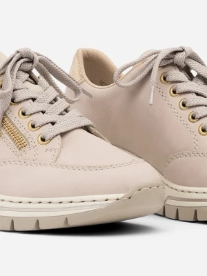 RIEKER Pausa- Beige sneakers skinn med gulddetaljer - Rieker Pausa- Stilrena beige sneakers i skinn med guldfärgade detaljer och dragkedja på sidan. Skorna har grov sula, snörning och inslag av textil och syntetmaterial. 