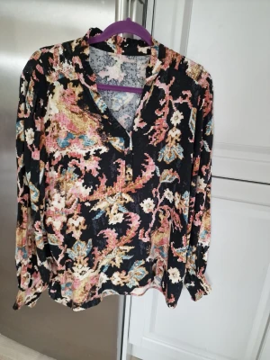 Mönstrad blus från soyaconcept  - Blus med långa ärmar med resår vid ärmslut. Luftig och skön passform, perfekt för en trendig look. Lappen är borta.