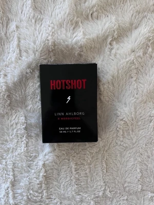HOTSHOT parfym Linn Ahlborg🔥 - HOTSHOT Eau de Parfum från Linn Ahlborg x Nordicfeel. 50ml (se mängd kvar) detta var en limited edition och finns inte längre att köpa/ kom i begränsad upplaga. Otroligt populär när den kom och sålde slut snabbt.   Förvarats svalt och mörkt i sin kartong. 