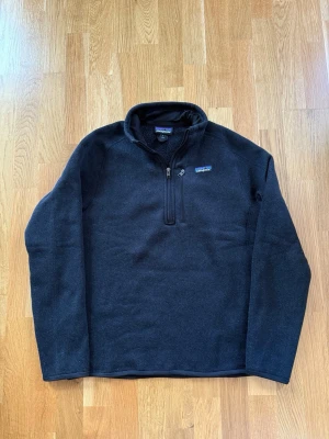 Patagonia tröja fleece - Patagonia quarter-zip tröja fleece i mycket bra skick säljes väldigt billigt.     Nypris 1499 kr
