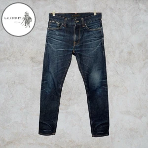 Nudie Jeans selvedge Lean Dean  - Nudie Jeans selvedge modell Lean Dean.  Snygga jeans som utvecklat fin patina & personlig karaktär över tid. Selvedge/raw denim från Nudie är kända för att bli snyggare ju mer de används, med unika fades som formas efter bäraren. Många ser äldre selvedge modeller som en investering då välutvecklad patina och snygg wear gör dem mer eftertraktade med tiden. Skick 8/10 inga märkvärdiga defekter. Strl W30 L32. Hör av dig för mått. Liknande säljs för 1000–3000 | Mitt pris 1599. Följ för rabatt! 