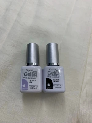 Depend Gellack svart & lila - Två Depend Gellack nagellack i färgerna svart (Back in Black) och lila (Purple You). Båda har silvriga lock och är anpassade för UV/LED-lampa. Perfekt för dig som vill ha hållbara och snygga naglar med geléfinish.