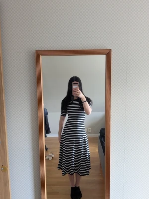 Svartvit randig klänning från Ralph Lauren  - Säljer en svartvit randig klänning med rund hals och kort ärm för bra pris. Den är som nu då den ej kommit till användning🌸 
