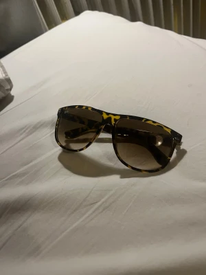 Rayban boyfriend solglasögon - Hej! Säljer nu dessa raybands då de inte andvänds längre. Jättefint skick och inget tecken på slitage. Mvh