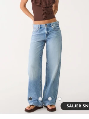 Lågmidjade vida jeans  - Säljer dessa helt nya ljusblåa lowwaisted vide jeans från D91, andvända endast 1 gång! 💕💕 Nypris 500