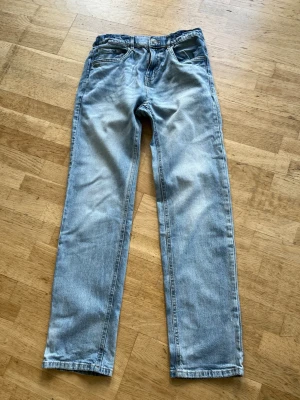 Ljusblå raka jeans - Säljer ett par ljusblå jeans med rak passform och klassisk femficksdesign.