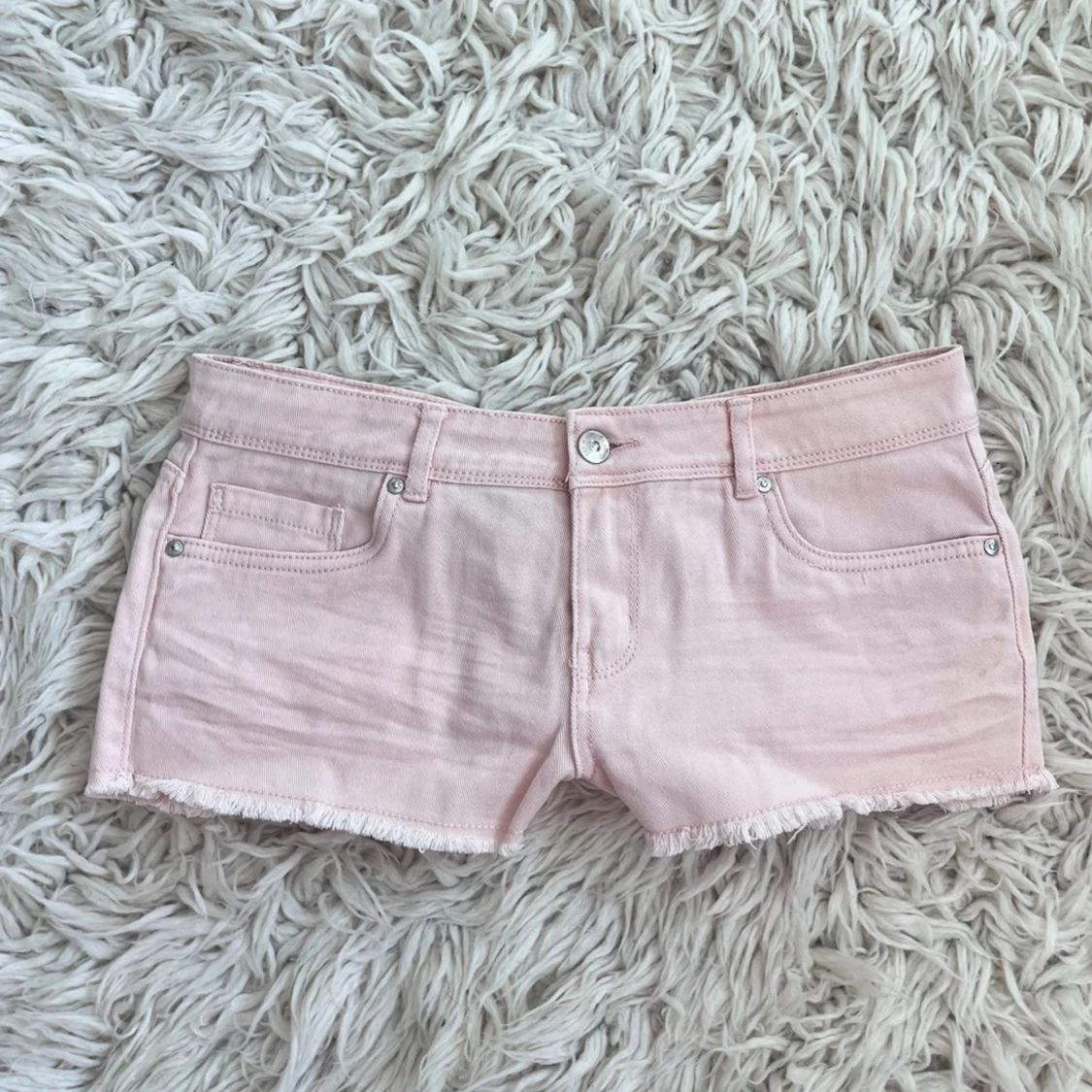 J26 Ljusrosa lågmidjade jeansshorts  - 1