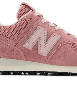 Rosa New Balance sneakers i mocka 40 helt nya  - Snygga rosa sneakers från New Balance med ovandel i mocka och mesh. Skorna har den klassiska N-loggan på sidan och vita detaljer på hälen. Yttersulan är svart och mellansulan är vit. Perfekta för dig som vill ha en sportig och trendig look. Helt nya i kartong storlek 40 men små i storlek passar en 39. Ordinarie pris: 1400kr.